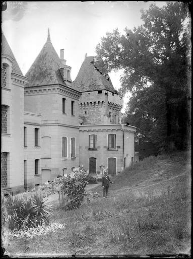 Chasseur devant deux tours