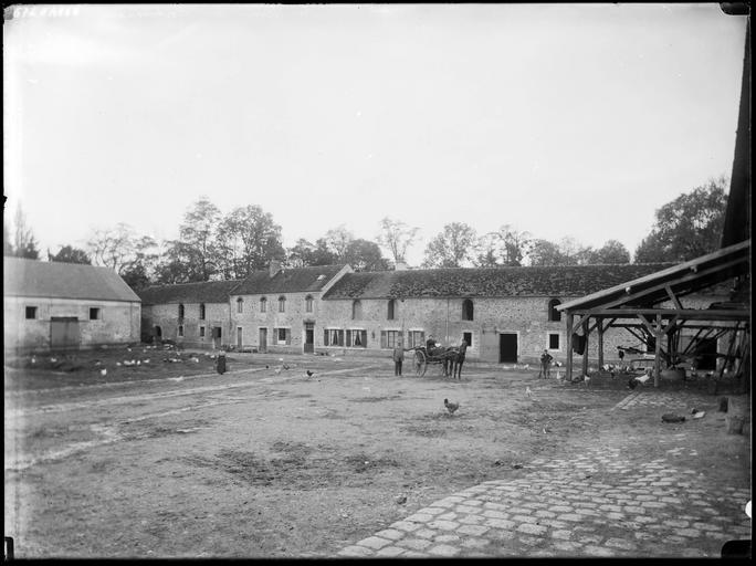 Ferme du château : cour, paysans et attelage