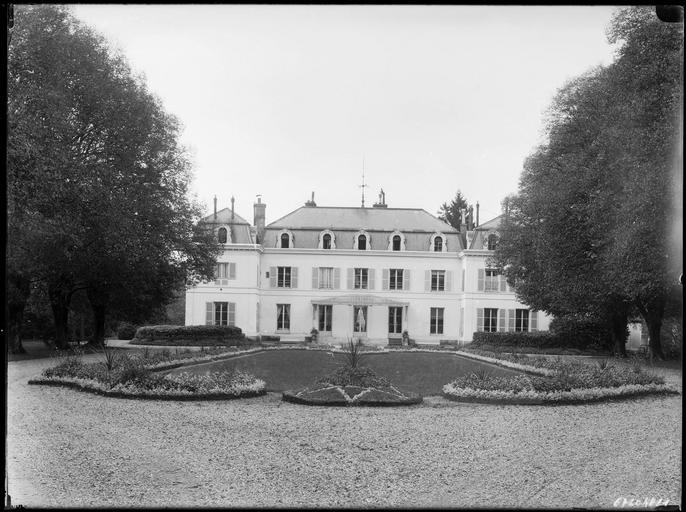 Façade principale sur parc, côté entrée
