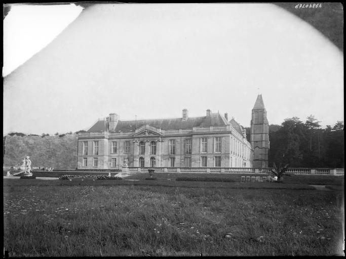 Ensemble sur parc, clocher de l'église