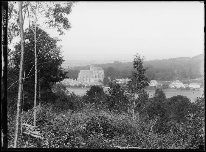 La ville et la rivière, vue éloignée sur l'église