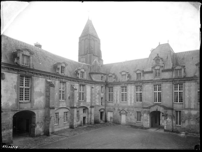 Cour intérieure, clocher de l'église