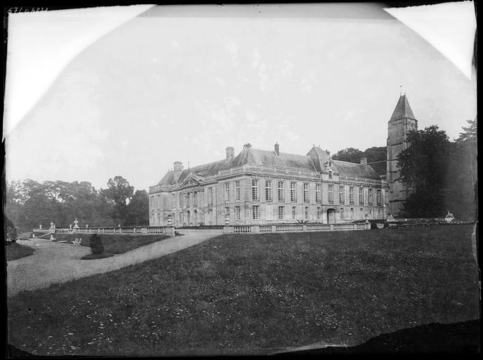 Ensemble sur parc, clocher de l'église