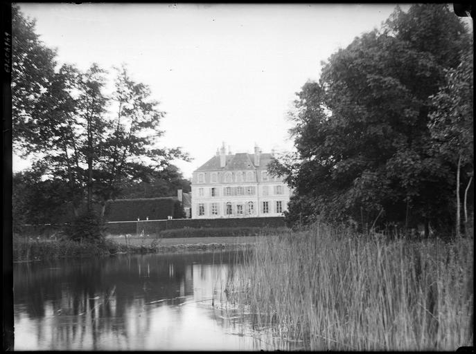 Ensemble sur parc, étang au premier plan