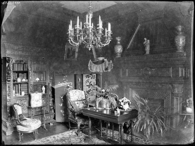 Intérieur : bureau, cheminée