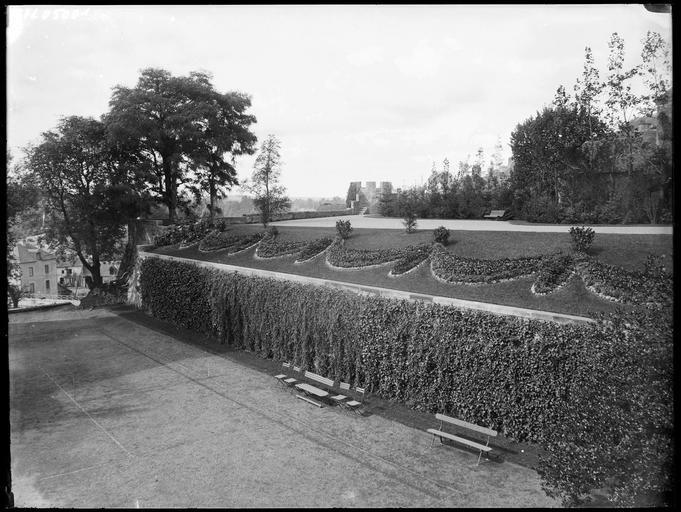 Parc : terrasse portant une guirlande végétale