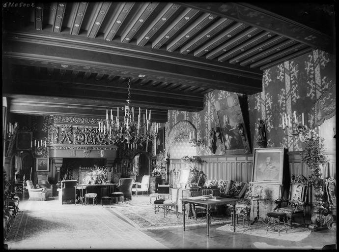 Intérieur : grand salon avec cheminée