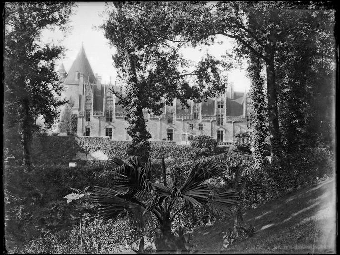 Façade partiellement cachée par les arbres