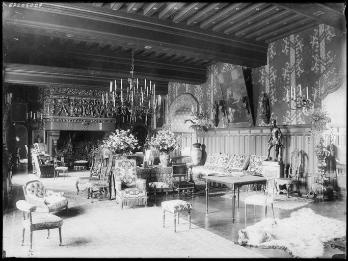 Intérieur : grand salon avec cheminée