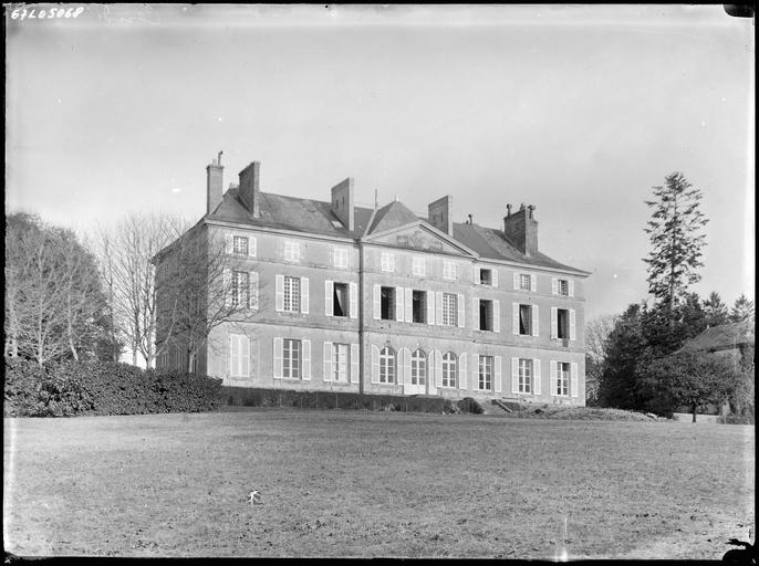 Façade à fronton sur parc