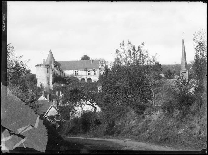 Vue éloignée sur le château et le clocher de l'église