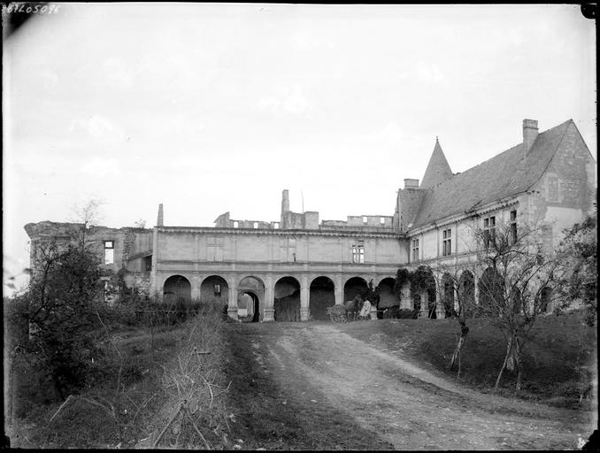 Cour intérieure : arcature d'une galerie extérieure