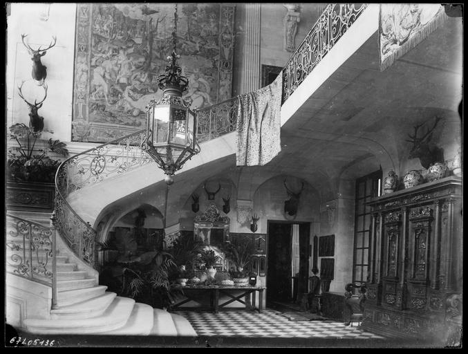 Intérieur : hall et escalier