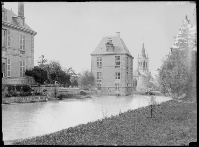 Pavillon sur douves, clocher de l'église