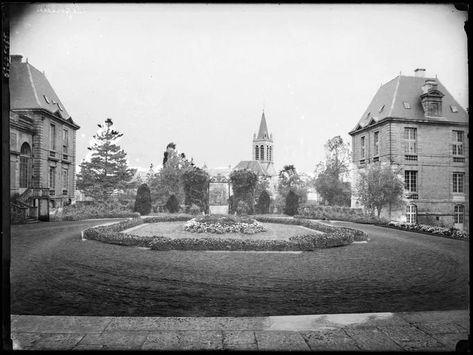 Cour d'honneur, pavillons et clocher de l'église