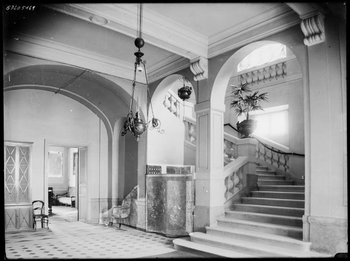 Intérieur : hall et escalier