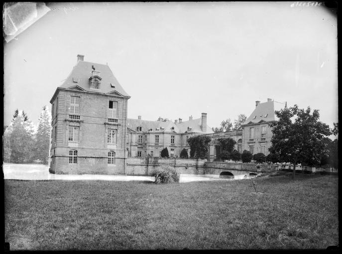 Ensemble est sur cour entouré de douves