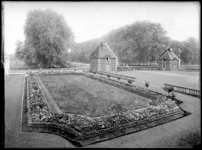 Parc : parterres de fleurs et pavillons de garde