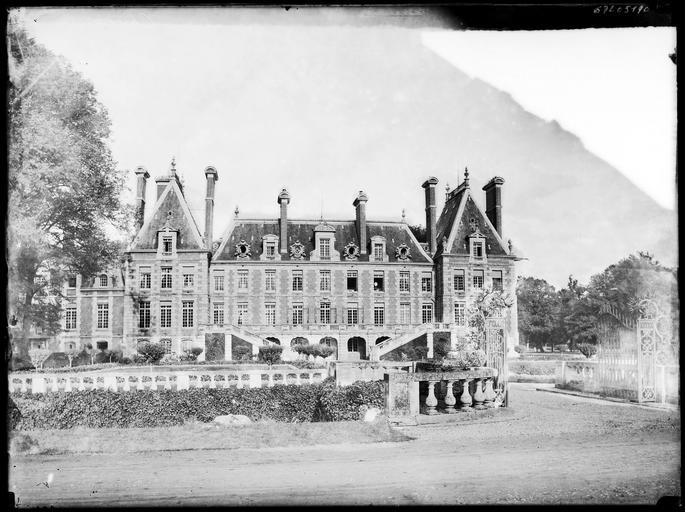 Façade côté de l'entrée, pont