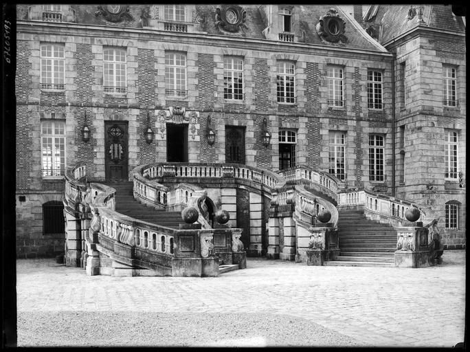 Escalier d'honneur sur la cour