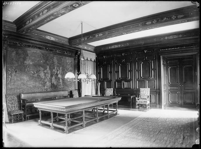 Intérieur : salle de billard, tapisserie murale