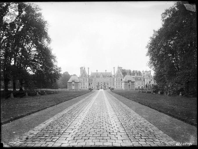 Allée d'honneur vers la façade principale