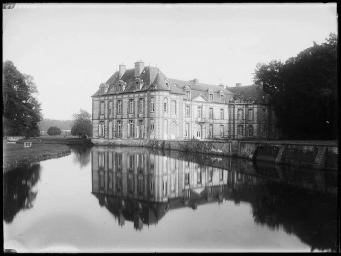 Côté sud entouré de douves