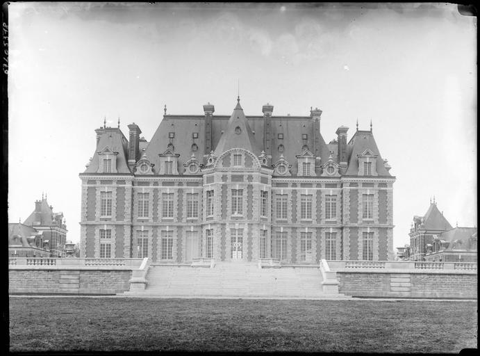 Façade principale, escalier d'honneur