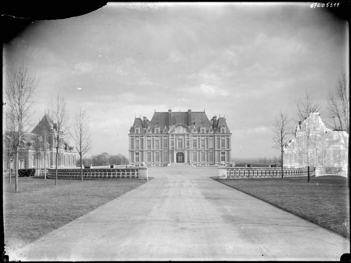 Cour d'honneur : façade principale du château et pavillons annexes