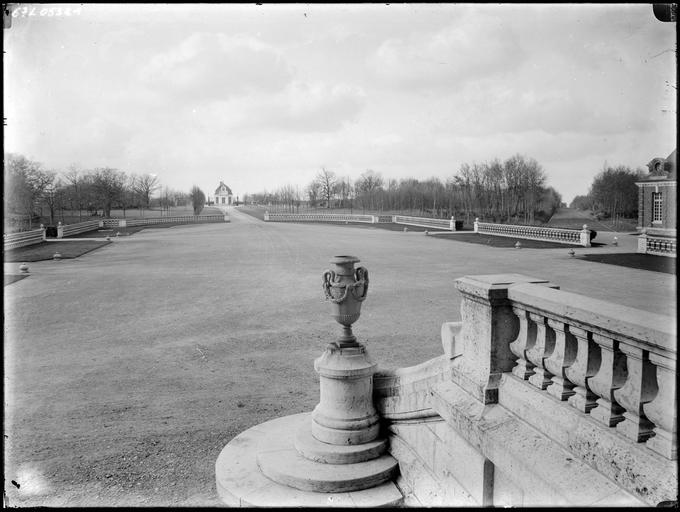 Parc : allée vers pavillon d'entrée