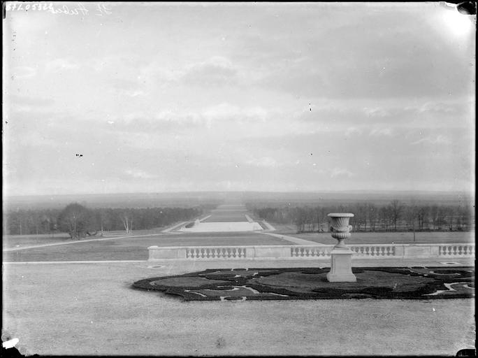 Parc : rambarde de la terrasse et parterre