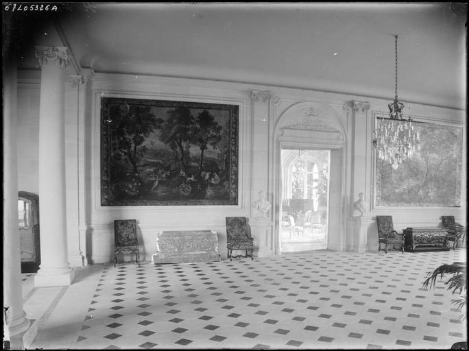 Intérieur : décoration du hall, peintures