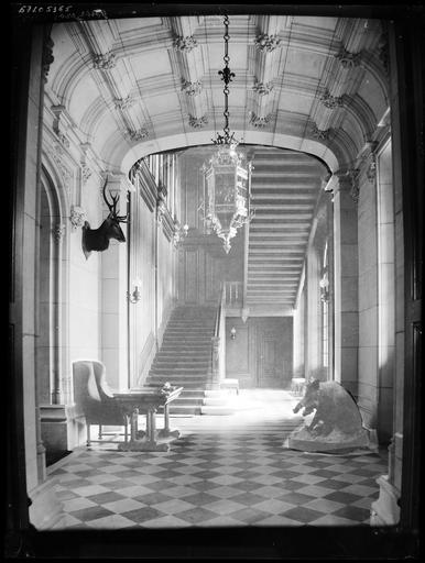 Intérieur: hall et escalier