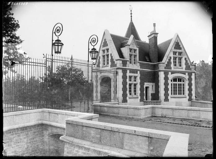 Pavillon de garde et grilles d'entrée