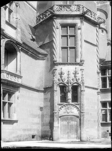 Tourelle d'escalier sur cour