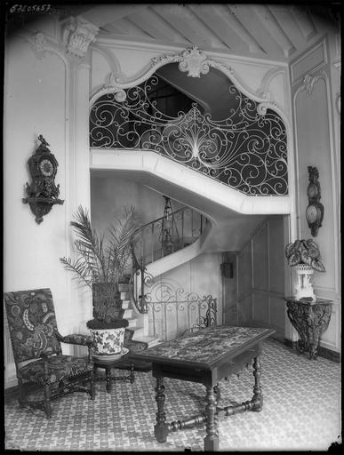 Intérieur : hall et escalier, rampe en fer forgé