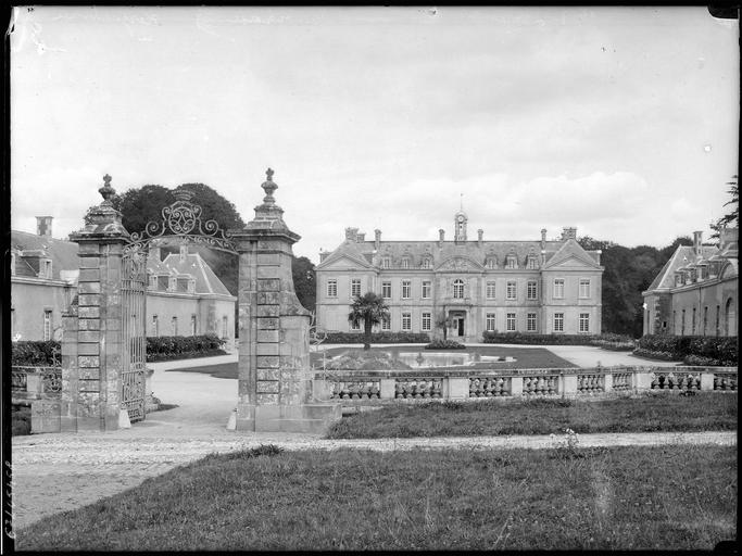 Ensemble sur cour d'honneur, portail d'entrée