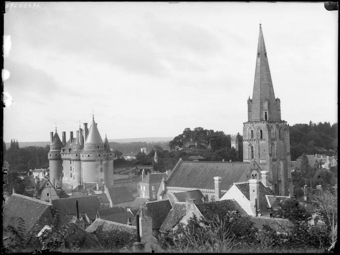 Vue générale sur le château et le clocher de l'église