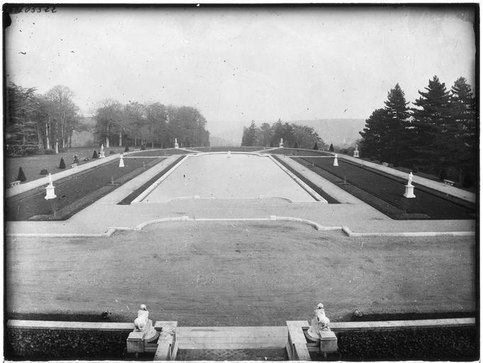 Parc : vue prise de la terrasse, parterres, miroir d'eau et statues