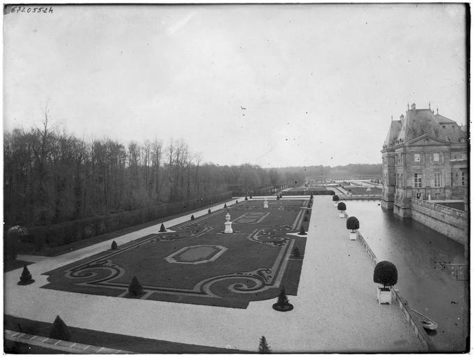 Parterre de broderies près des douves, façades