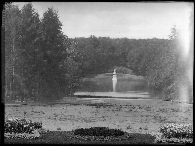 Parc : pièce d'eau et statue