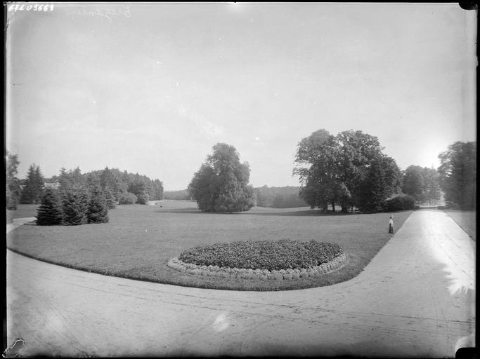 Parc : une croquemadame au bord d'un parterre de fleur