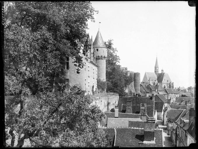 Eglise et château  dans le village