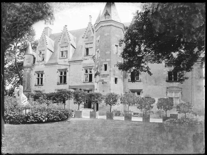 Façade sur cour, arbustes en pots