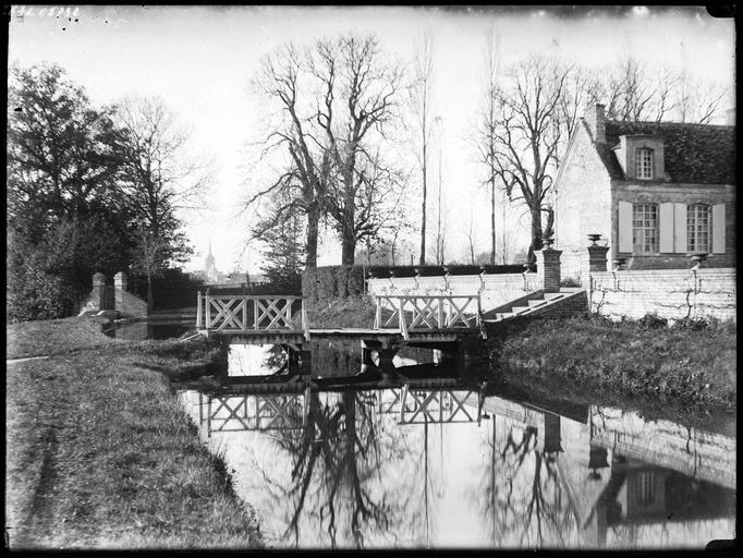 Pont en bois sur la rivière