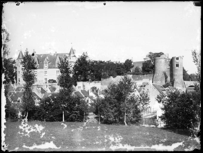 Le château et une partie du village, au bord de l'Indrois