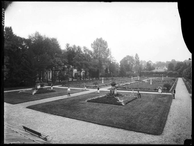 Parc : jardiniers dans les parterres de fleurs