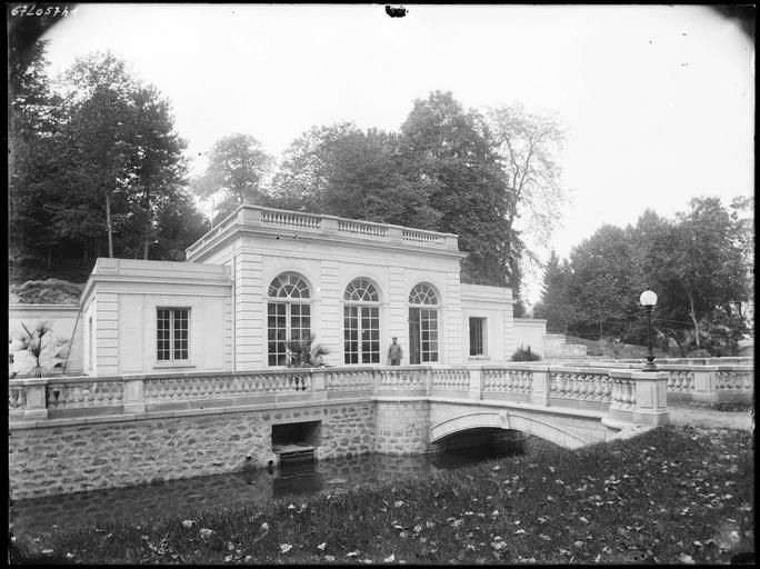 Pavillon de l'Electricité et pont sur les douves