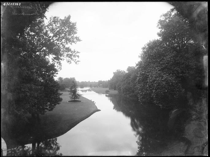 Parc : rivière et vue éloignée sur le tombeau de Jean-Jacques Rousseau