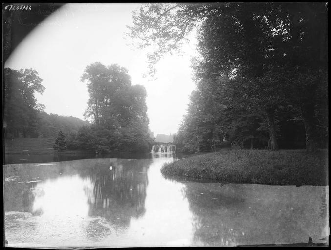 Parc : rivière et vue éloignée sur le tombeau de Jean-Jacques Rousseau